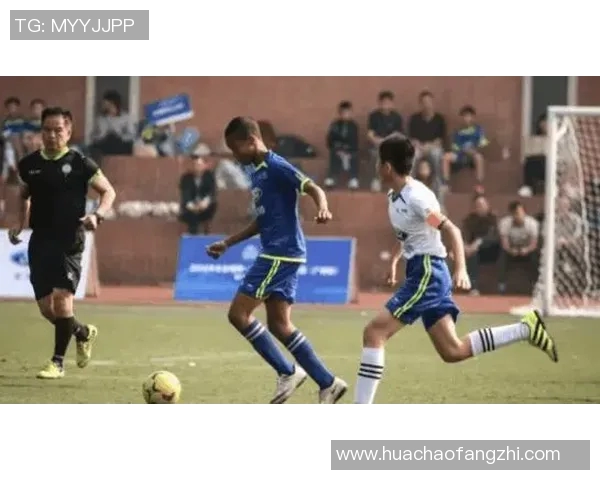 带铃铛的足球明星如何在赛场上展现独特魅力与风采